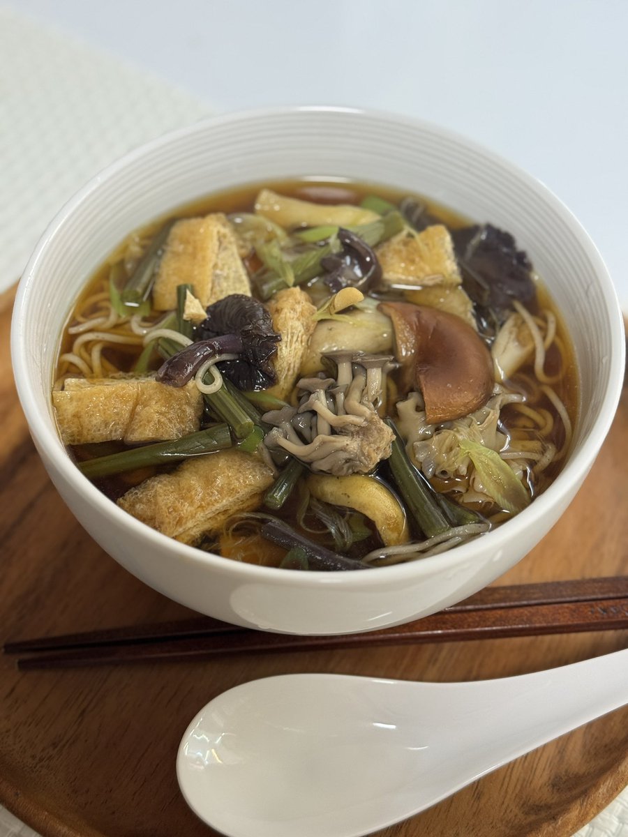 yukkiyhughug's tweet image. はじまっちゃったー！！

天然きのこ蕎麦

お山の宝物💫
なんと、春のわらびもインしたよ💚

#天然きのこ