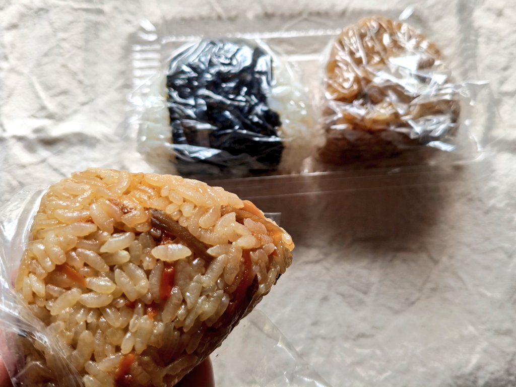 宮久保の越後屋さんでおにぎり買ってきた

コンビニおにぎりの値上がりが激しい昨今、和菓子屋のおにぎりが熱い