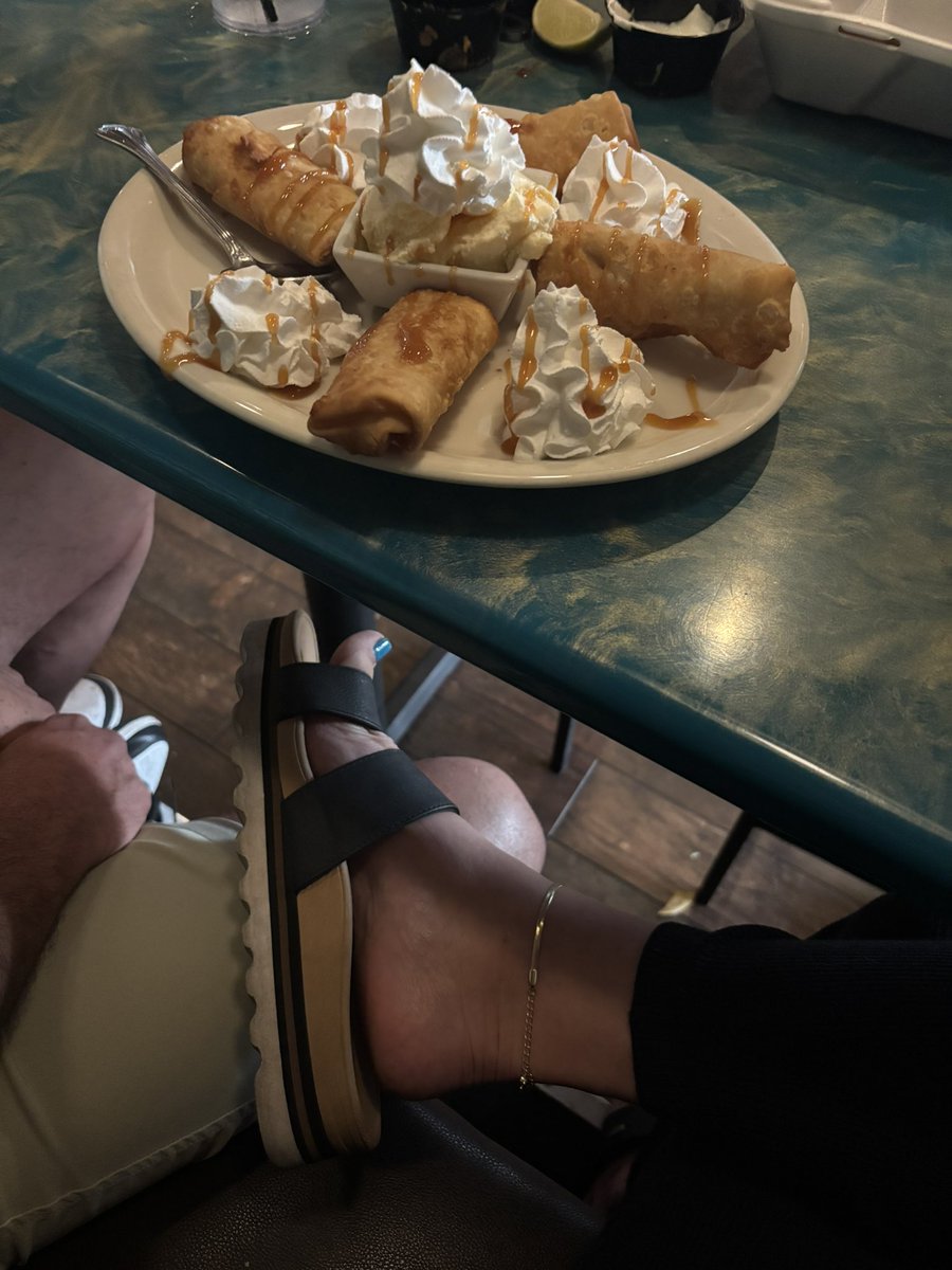 Dessert anyone?-Tori❤️

#feet #milffeet #toes #publicfeet #marriedfeet #footfetısh