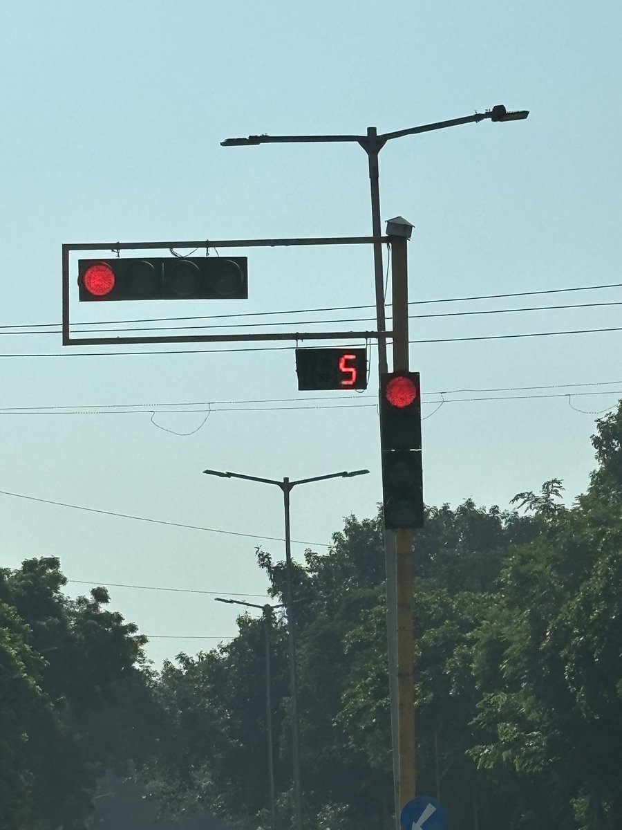 sharmaskumar72's tweet photo. @trafficchd Traffic lights on 29-30 road, towards Sai Mandir, are not working - counter bad https://t.co/FHhPUo5NNe