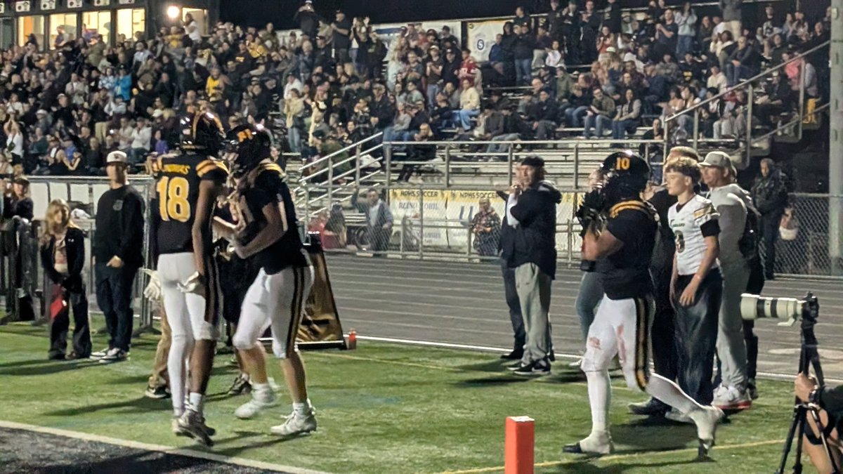 kickrg's tweet photo. #Smigiel to #Shepp for the #Panther touchdown! NP 43-28 Ventura @NPHSAthletic @NPHSPantherTV @NPPanthersONE @VCStarSports @TheAcornSports @NPProwler @NPPrincipal11 https://t.co/FFuOAXb9WS
