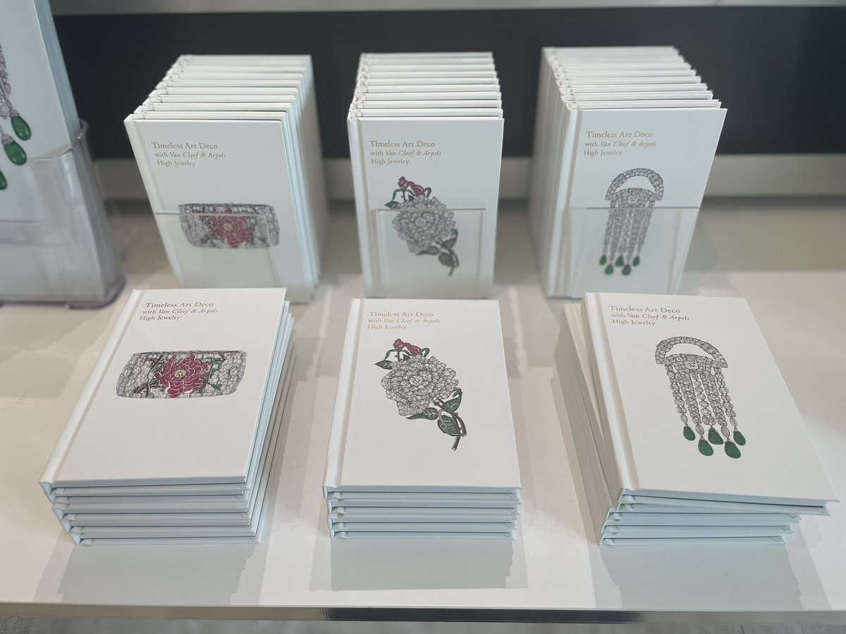 庭園美術館で開催中のヴァンクリーフ展、オリジナルグッズ。シンプルで