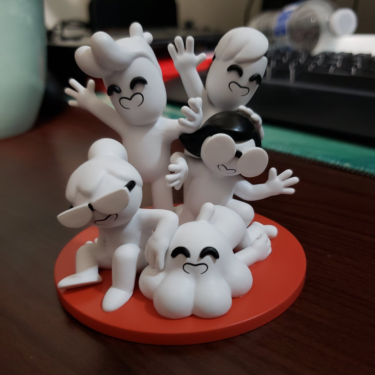 JoshuaKujou's tweet photo. AHHH I LET THEM INTO MY HOME!
(doubles as a pen holder)
#drawfee https://t.co/TmtZ8jkk9N