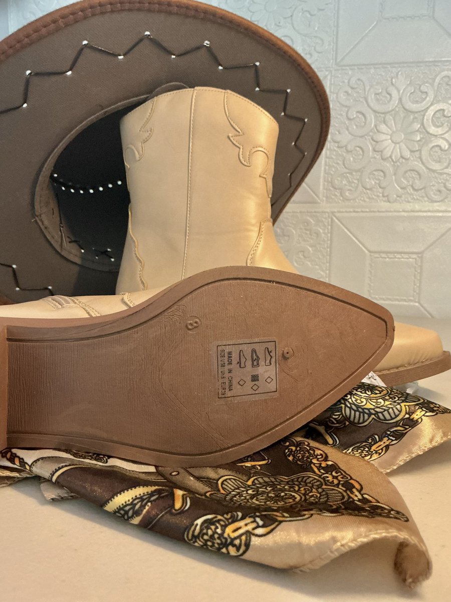 ceresiekiss's tweet photo. wts lfb ph trendy fits

cow girl boots 🤎
₱300 only, BRAND NEW! 
- can be used for concert fits rin. 🫰🏻

rfs: tried on but too malaki. 🥲🥲
p.s : this is a quality boots huhu! 
i bought this for almost 700 😭 https://t.co/YhYWGI9gyN