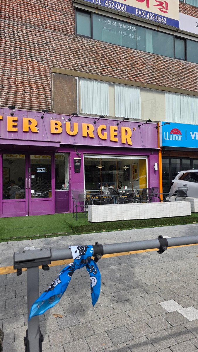 이 가게 앞에서 흘리신 분 찾아가세요
바람에 날려갈까봐 묶어놨어요
#RT 해주세요
주인 찾도록