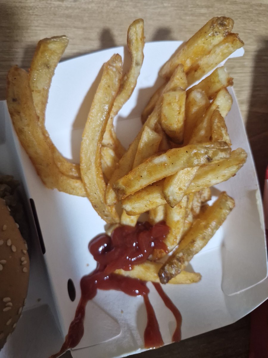 fangurlyaaaaarn's tweet photo. Yung ang mahal ng fries sa kfc tapos ito na yung large nila :'( https://t.co/fppfdVYdkX