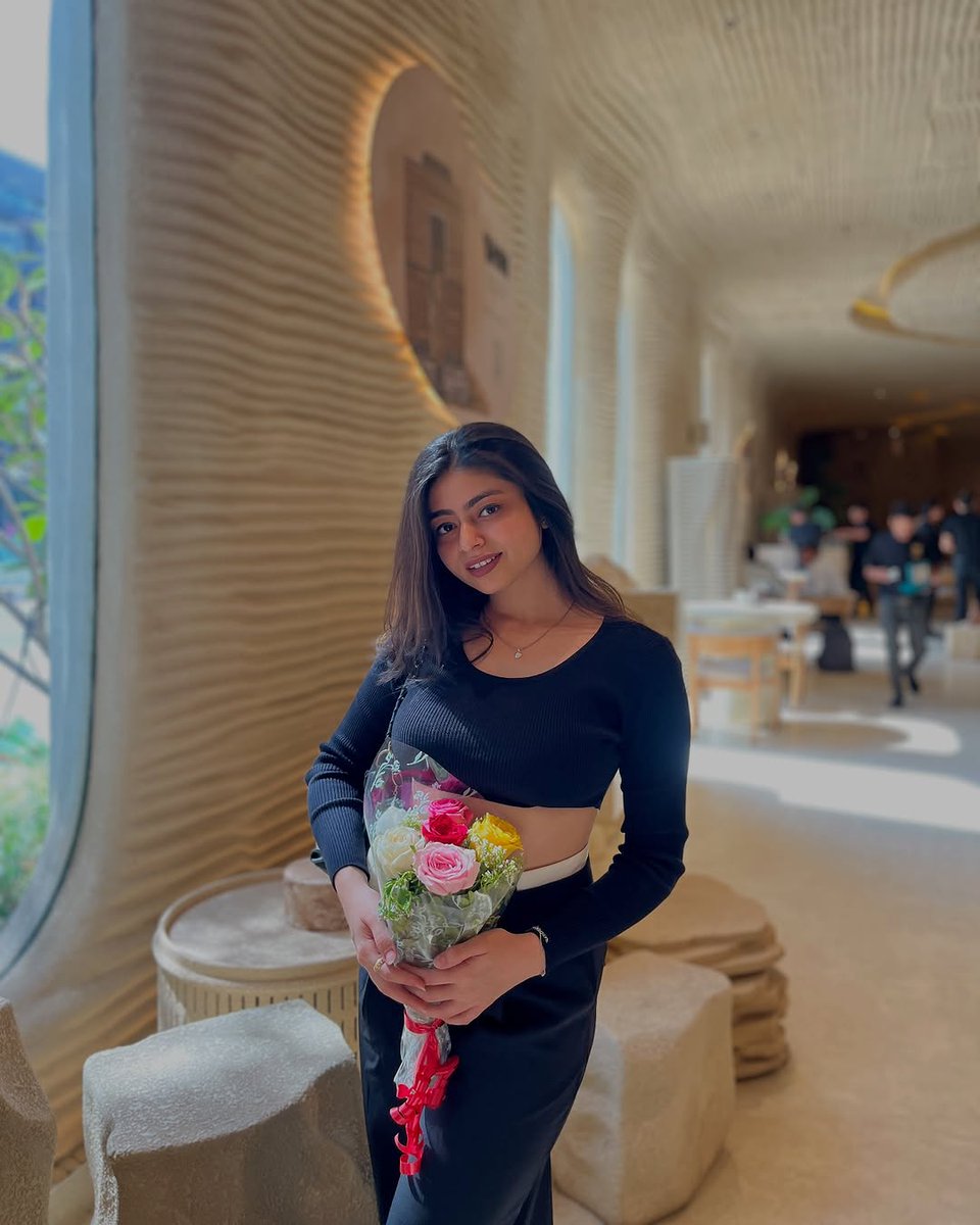 इस कदर यह झूठा प्रेम मुझे दिखाया न कीजिए।
फायदे के लिए अपना बनाया न कीजिए।
अगर न हो हिम्मत निभाने की यार तुममें,
तो ऐसे किसी पर हक जताया न कीजिए।

#𝐘𝐚𝐬𝐡𝐢🌷