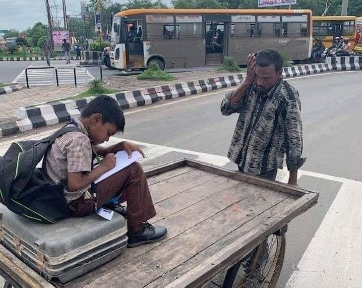 अपने पिता द्वारा की गई मेहनत याद रखे,
फिर आपकी परेशानियां आपको हमेशा छोटी लगेगी।