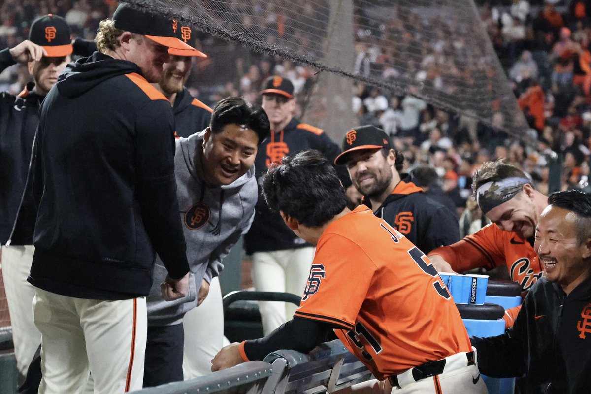 로건 웹, 로비 레이 등 투수조들도 이정후 곁으로 와서 뭔가를 얘기합니다, 뭐라고 했을까요, 오른쪽에 포수 베일리는 고개를 숙이고 몰래 웃습니다, 저 뒤에서 밥 멜빈 감독이 이 모습을 지켜봅니다…