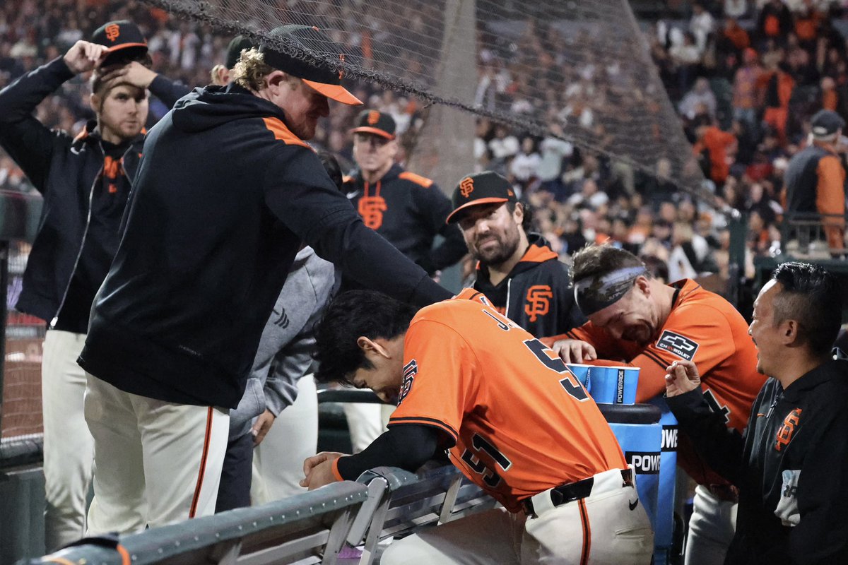 로건 웹이 이정후 등을 토닥이며 위로를 하는 듯 합니다 ㅎㅎ