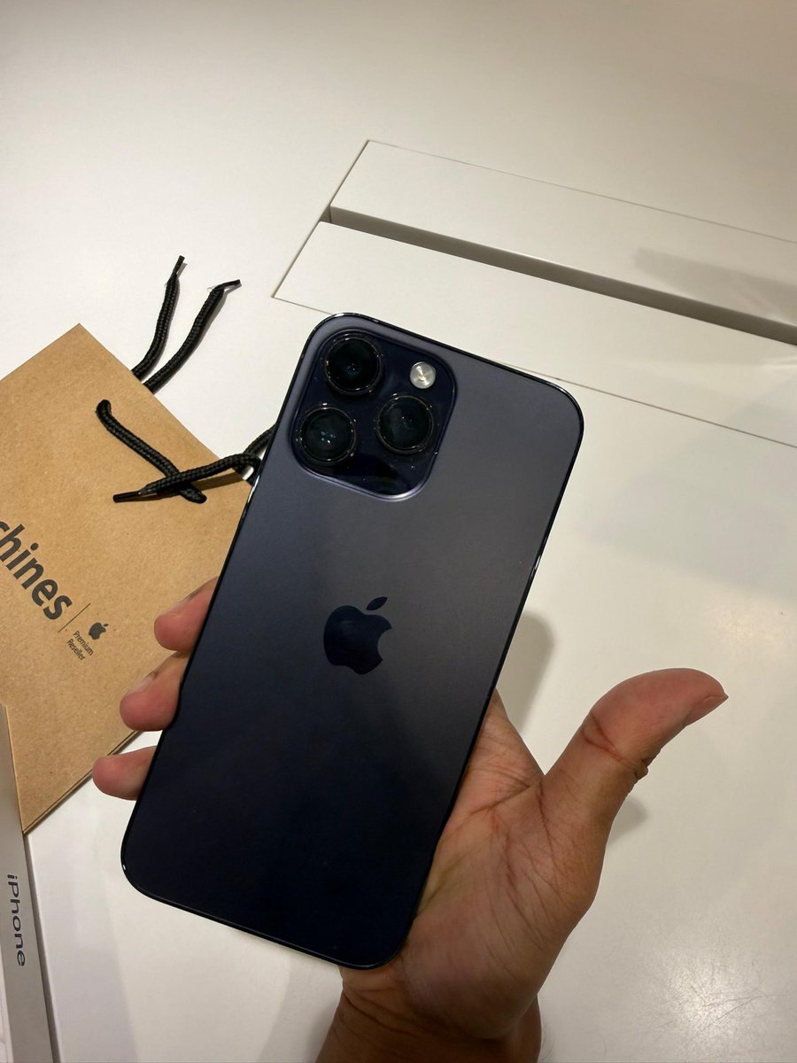 nasaiesamosorn's tweet photo. got mine this morning thus im selling my iPhone 14 pro max RM1500. pm me if interested https://t.co/It4fKkOXVA