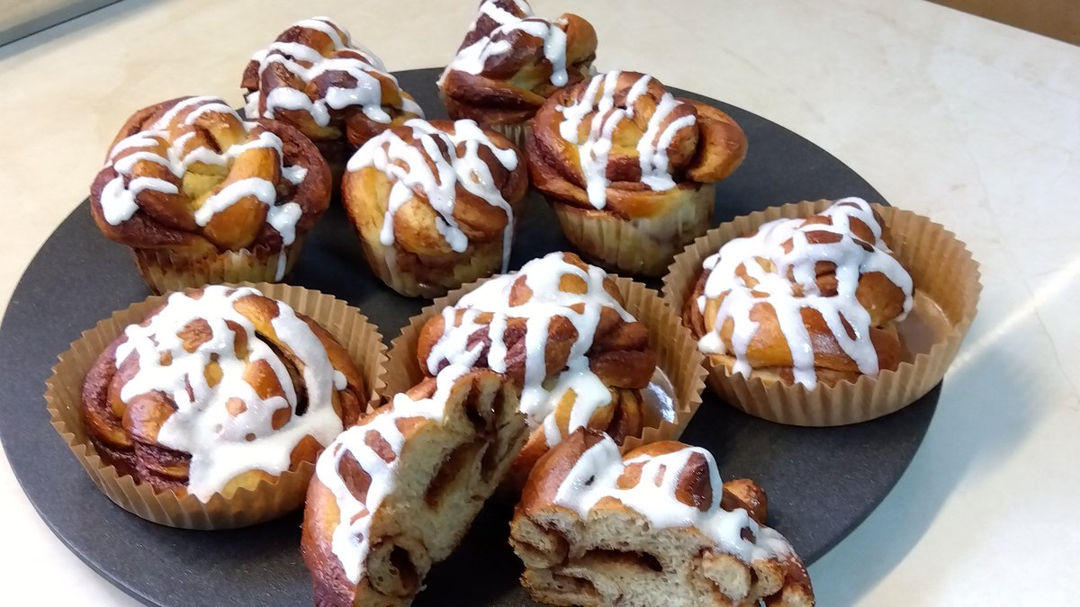 I baked cinnamon rolls today! The smell of cinnamon is just the best!😋