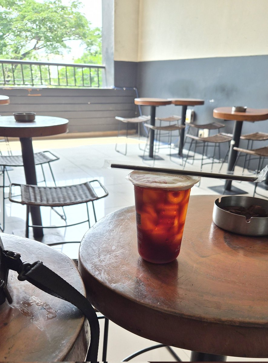 MinT lagi nungguin yankB di kantor. Terus minT melipir ke coffee shop setia menunggu yankB. Ada yang disini? Near Bandara?