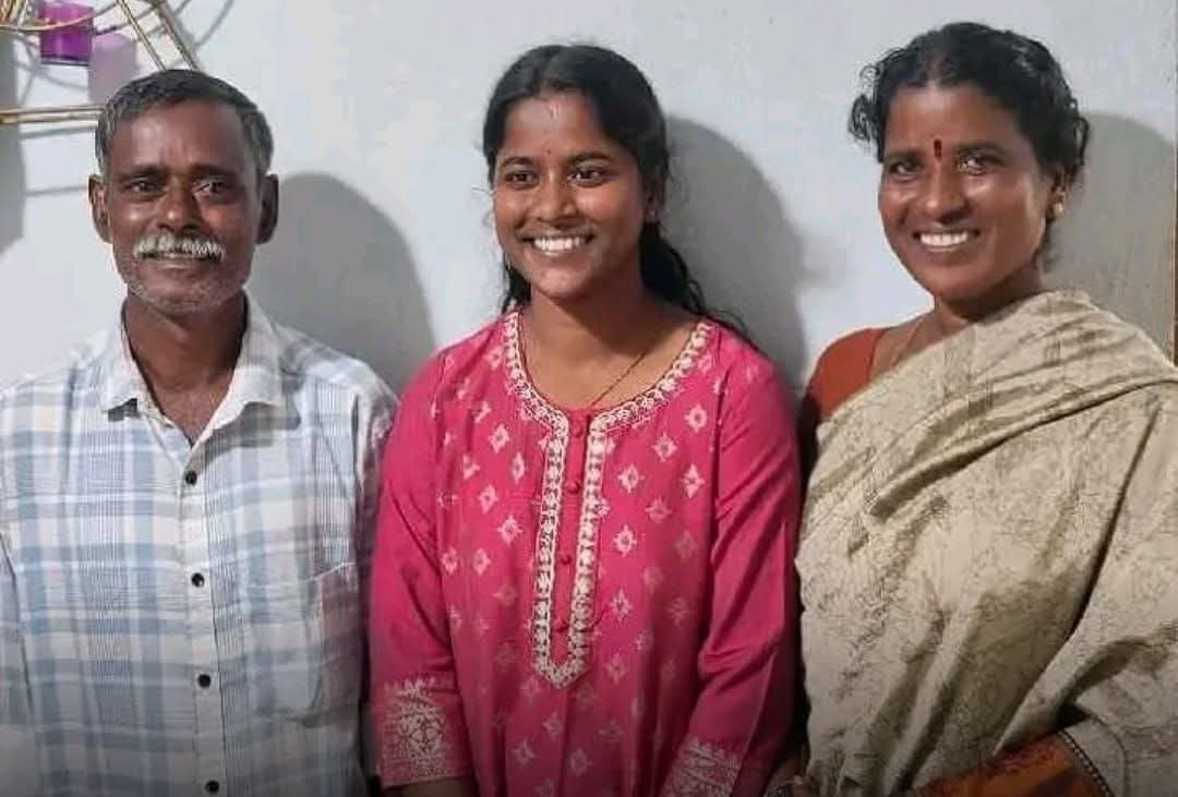 PAVANIGOUD_BRS's tweet image. ములుగు: టైర్ పంక్చర్ షాపు యజమాని కుమార్తె డీఎస్పీగా ఎంపిక...!

పట్టుదల ఉండాలే కానీ లక్ష్యం సాధించాలంటే పేదరికం అడ్డు కాదని ములుగు జిల్లా మల్లంపల్లి మండల కేంద్రానికి చెందిన అల్లెపు మౌనిక నిరూపించారు. ఆమె తండ్రి సమ్మయ్య టైర్ పంక్చర్ షాపును నడుపుతూ కుటుంబాన్ని పోషిస్తున్నారు.…