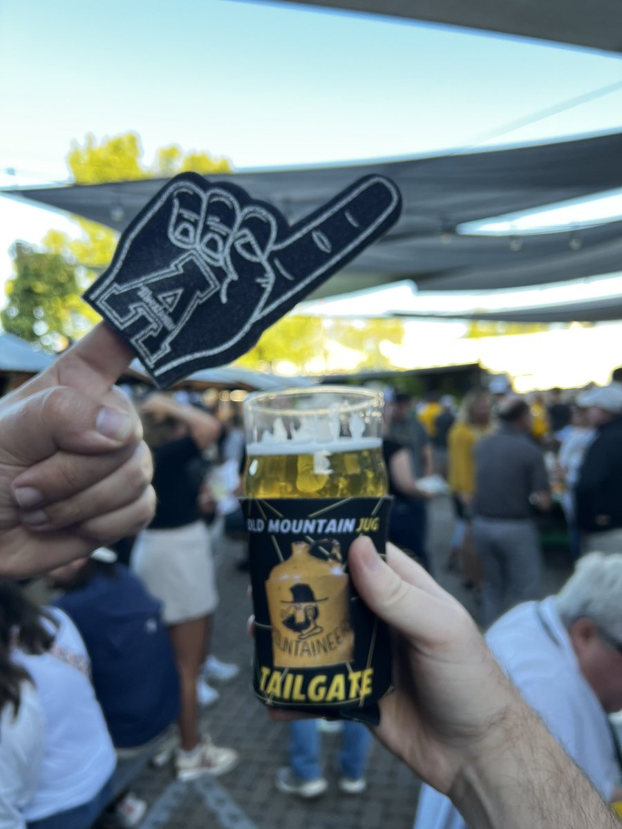 olmountainjug's tweet photo. We’re here!
#BeatBoiseState https://t.co/ZHeKLybGha