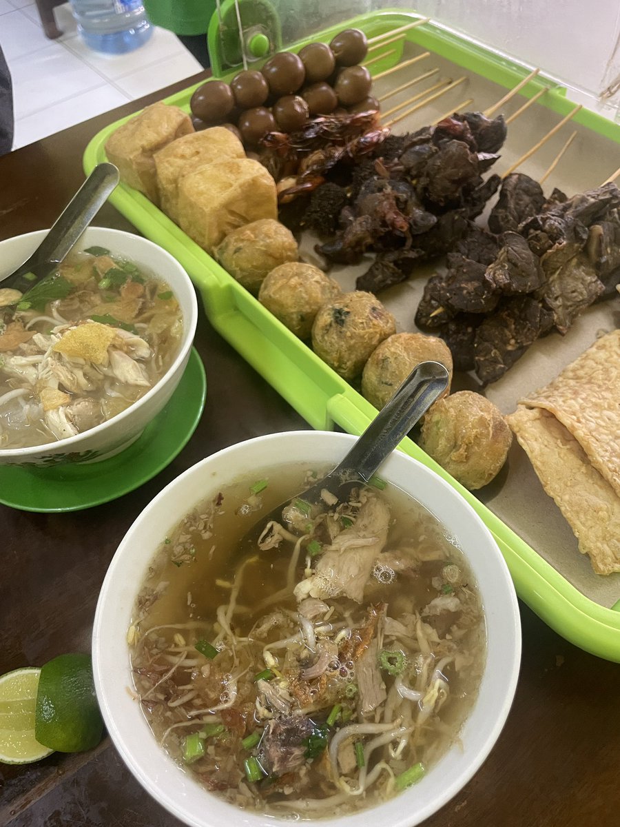 Lewat warung soto seger mbok giyem jam 6.30 kok rame.
Ya udah langsung muter balik “yuk cobain biar kaya lagi di jogja/jawa sana kita nyarap soto”

Dan ternyata endul sekali 🥰🤤