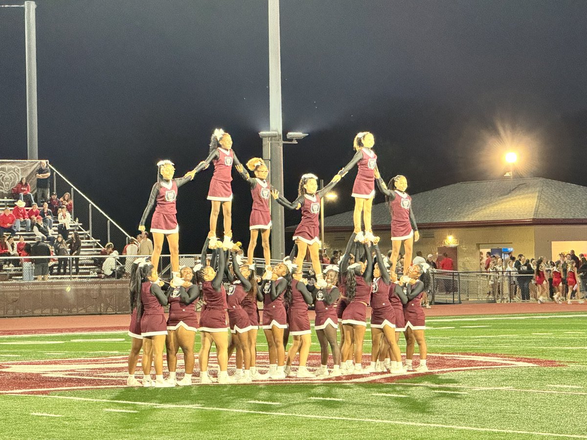 MrKennedyFCV's tweet photo. Bears shining under the lights tonight!  🐻@LCHSAthletics https://t.co/rjJqan2uVe
