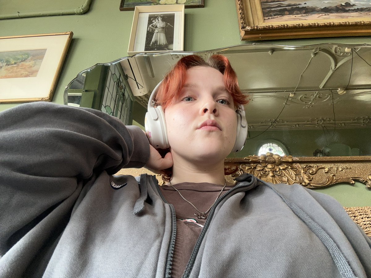 how i look in the cafe writing about girls kissing &gt;&lt;