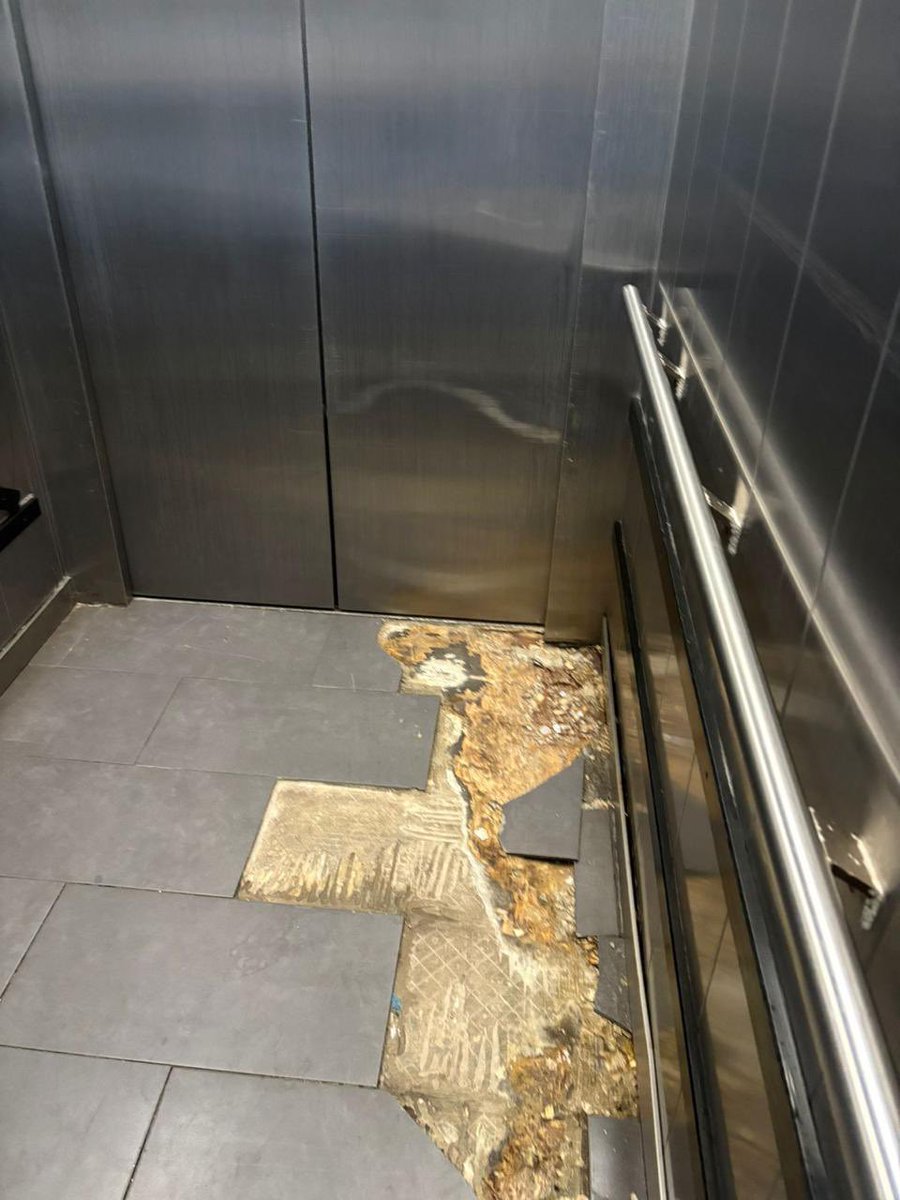 7.1 millones para una Villa Diplomática.
9 millones para reparar la Presidencia.
Mientras tanto este es uno de los dos ascensores que funcionan en el Hospital Luis Chicho Fábrega. Me dicen que son 6 y solo funcionan 2.
Ah y 10 millones en publicidad.
Tremendas prioridades las de