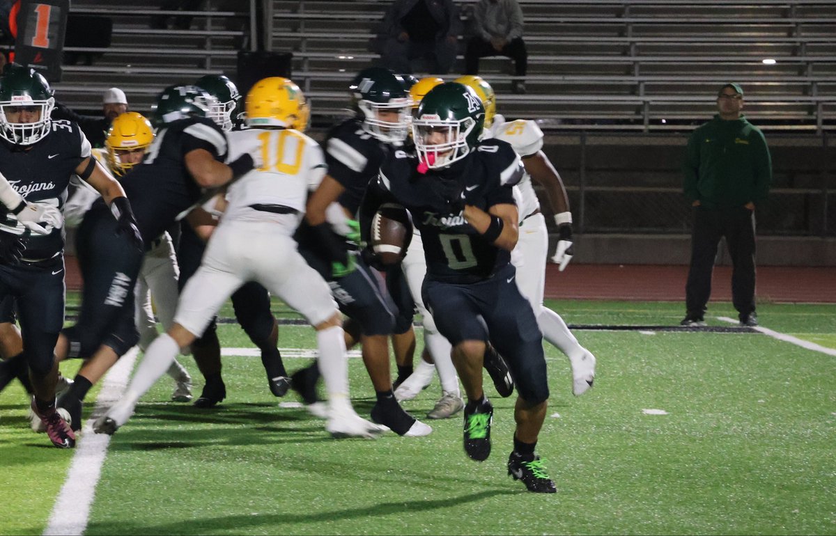 Last night, I got to watch <a href="/JaydenDuarte3/">Jayden Duarte</a> for the first time.

He didn’t disappoint.

On his record-smashing performance in <a href="/AthleticsAlisal/">Alisal Athletics</a>’s win over <a href="/MontereyDores/">Monterey Football</a>:

bayprepsinsider.substack.com/p/duarte-smash…