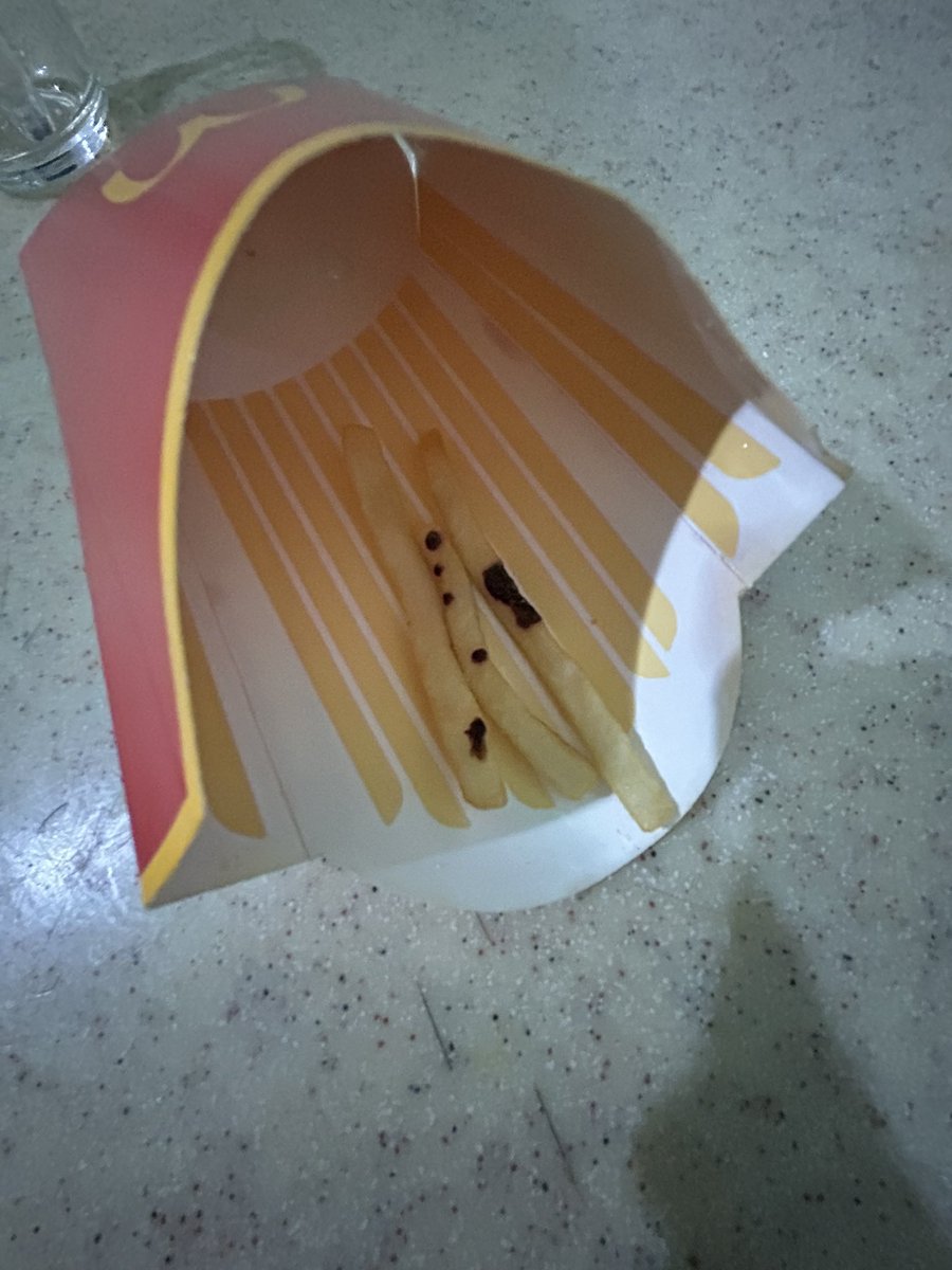 طلبت من ماكدونالدز عبر تطبيق ToYou وجني البطاطس بهذي الحالة
وجبة بأكثر من ٤٠ ريال وهذا المستوى ما يليق بجودة ماكدونالدز ولا باسمها.
أرجو منكم مراجعة الجودة وخدمة العملاء.

<a href="/McDonaldsKSA/">ماكدونالدز السعودية - الوسطى والشرقية والشمالية</a>