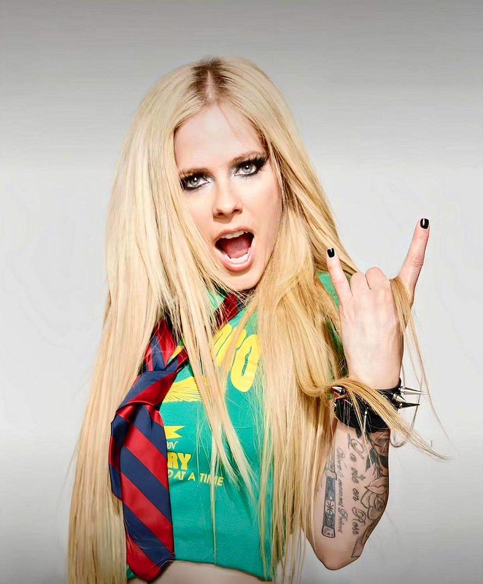 We grew up with her 🥹

HAPPY BIRTHDAY, AVRIL LAVIGNE 🎉🧡