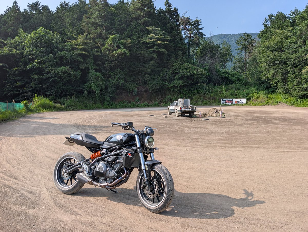matchainuracing's tweet photo. 今、新車で買えるモデルで
・バイクらしい丸目のヘッドライト
・シンプルなバイクらしいデザイン
・カスタムの余地がある
・オンもオフも楽しい
(速いんじゃなくて楽しい、速い時もあるかもしれない)
サスペンションは前後マトリス
@Matsumoto_EGさん
チェーンはEK 3Dチェーンがオススメ
@LBVxnpRAI6Xo9vqさん
スプロケットはサンスター
@SunstarMCさん
読む本はウィズハーレー
@HarleyWithさん
#X350
#ハーレーダビッドソン