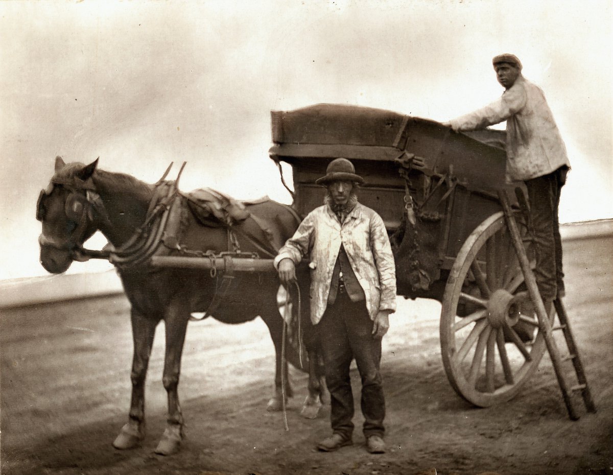 XmxHowes's tweet photo. Check out my vintage photo collection https://t.co/7yxVsIcrCO
#London1877 #Dustmen #horse #cart #vintagePhotograph #UnitedKingdom #VictorianLondon #England #binmen #GreatBritain #wallart https://t.co/gPnTQzHJXg