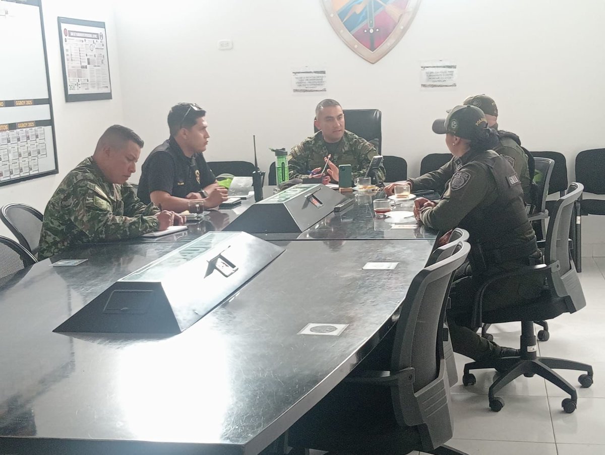 Ejercito_Div5's tweet photo. ⚠️ No seas víctima de extorsión o secuestro.
En Boyacá @GaulaMilitares y @PoliciaColombia articulan esfuerzos para proteger tu seguridad. #PrimeraBrigada
🚨 Llama a la #Línea147
#YoNoPagoYoDenuncio https://t.co/pmDY2NUG5N