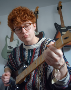 bjdsosis's tweet photo. se for mulher trans é mesa de dj e fl studio.

se for homem trans é guitarra e ableton live. https://t.co/6dguUeLFOn