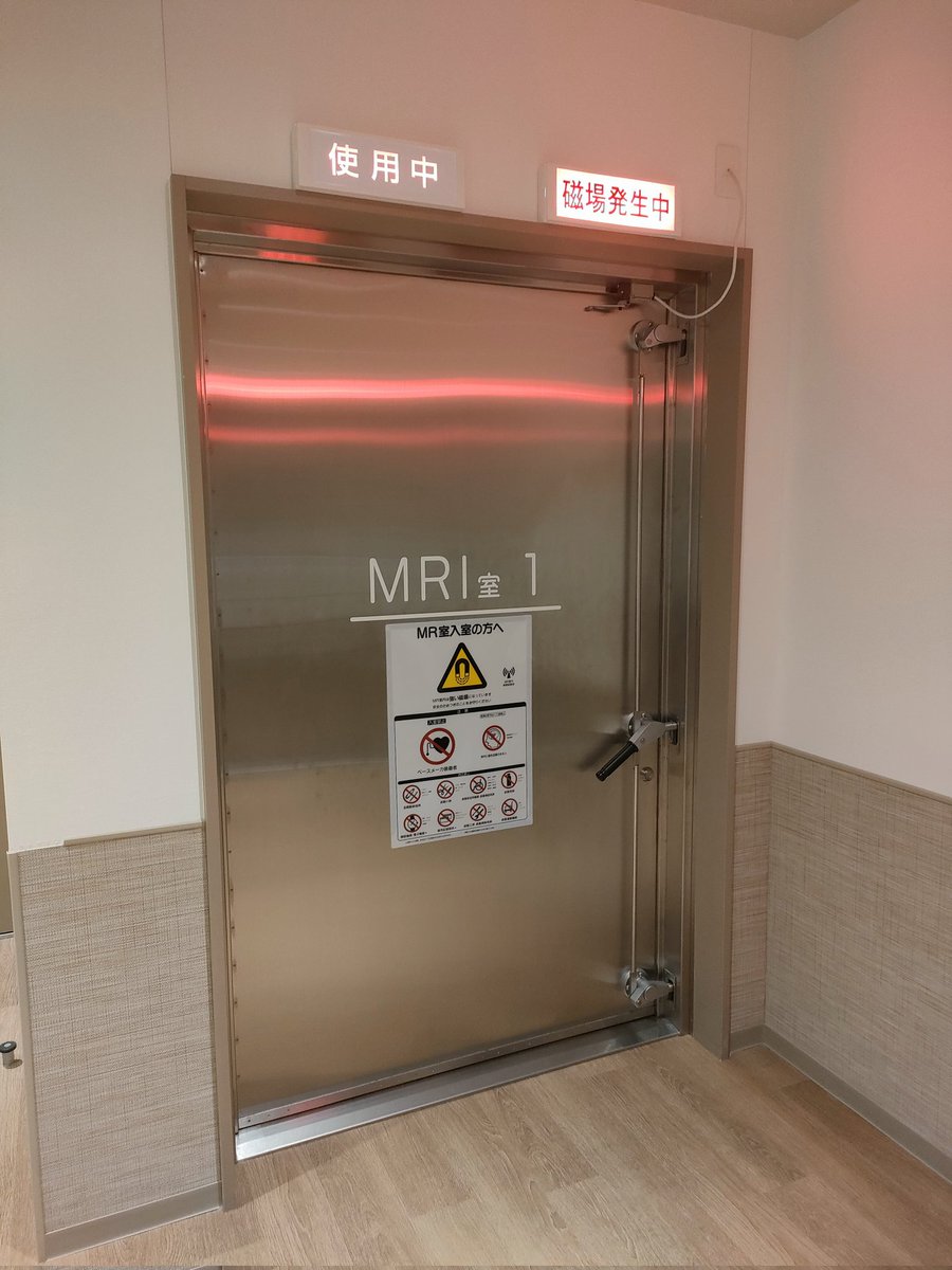 godzillion's tweet photo. 人生2度目のMRI。以前のは冷たく硬い弾力ゼロの台の上に転がされて、激しい振動と共鳴音に辛く苦しく気が狂いそうになったけど、最新？のものはふかふかマットにホカホカの毛布、環境音楽の流れる遮音ヘッドホン付きで普通のベッド以上に快適だった。
熟睡している間に一瞬で終了しました。 https://t.co/9yncyHIMDk