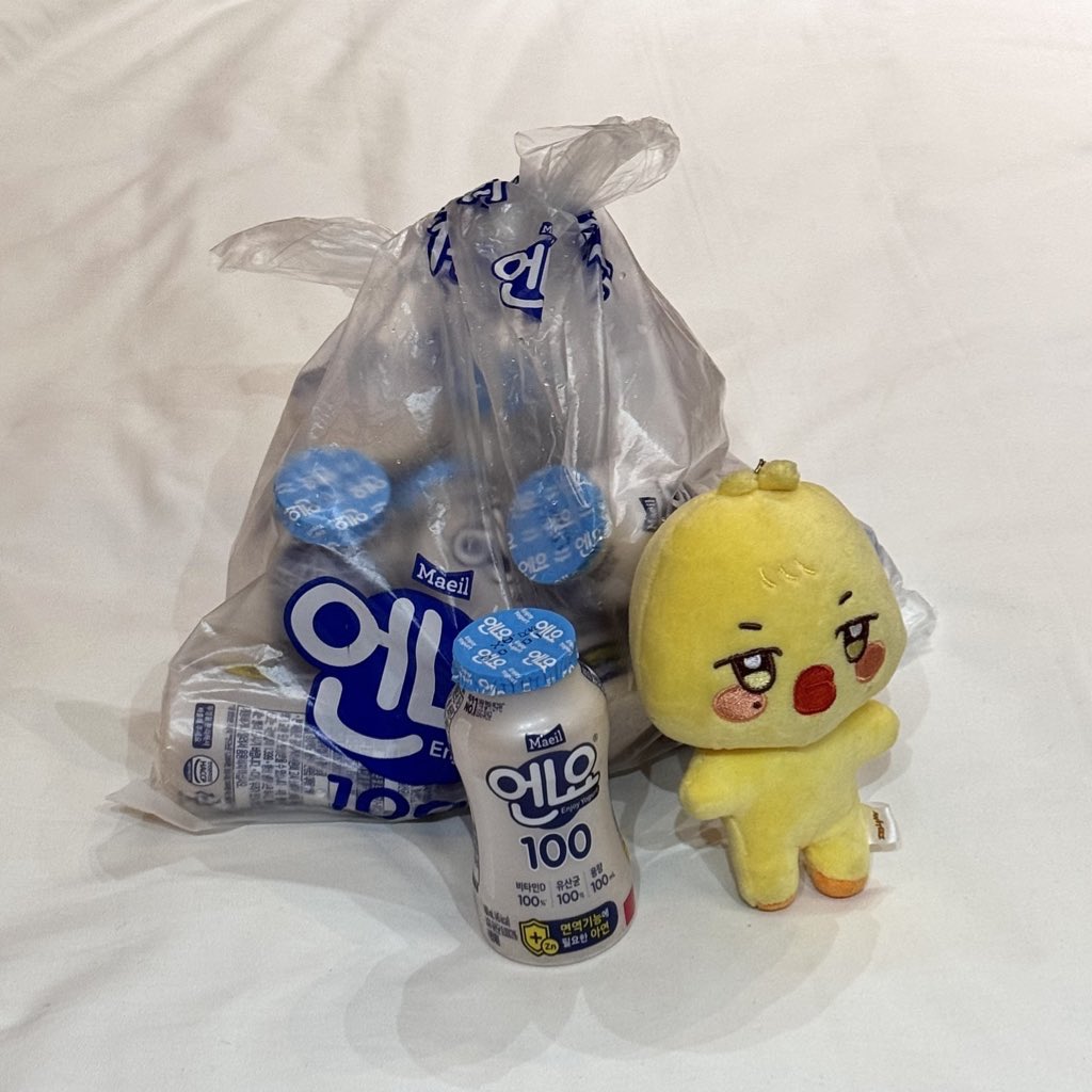 今日から朝は乳酸菌✨
ミンギが飲んでた乳酸菌、寄ったコンビニはどこも300しかなくて結局近くのスーパーで発見😀
袋売りしかなくて我に帰ってこの量ビビってる.
明後日帰るのに笑
たくさん飲むんだぞbbyongmin!!