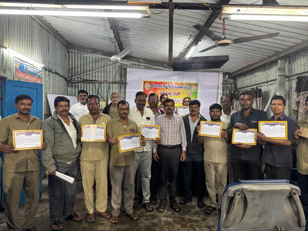 dm_wnp_tsrtc's tweet image. ఆగస్టు నెల 2025 ప్రగతి చక్ర అవార్డ్స్ డిపో మేనేజర్ గారి సమక్షంలో అందించడం జరిగింది