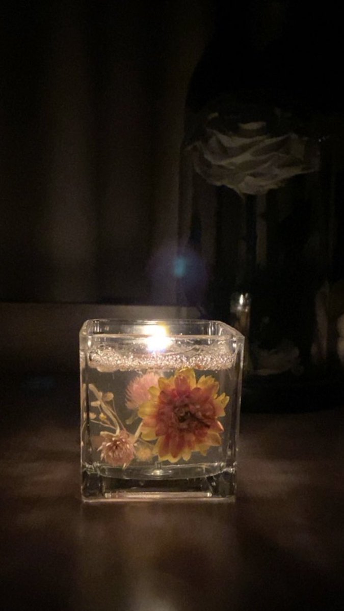 في حياة كلٌ منا لحظات ..
لا نستطيع أن نحدد ماهي ..
هل هي  لحظات سعيدة أم مؤلمه ..
مفرحه أم محزنه ..
ولكن كل ما اعرفه أني أرى ..
لحظات في حياة الناس ..
لها عمق عظيم ..
وبـ أي حال كانت ..
لا أعلم ..
أعرف أن هناك لحظات .
محفوره في الذاكرة ..
لا تُمحى ! ...♪