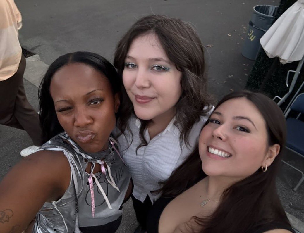 Lucy com Rachel Chinouriri e Gigi Perez no All Things Go NY hoje 🤍