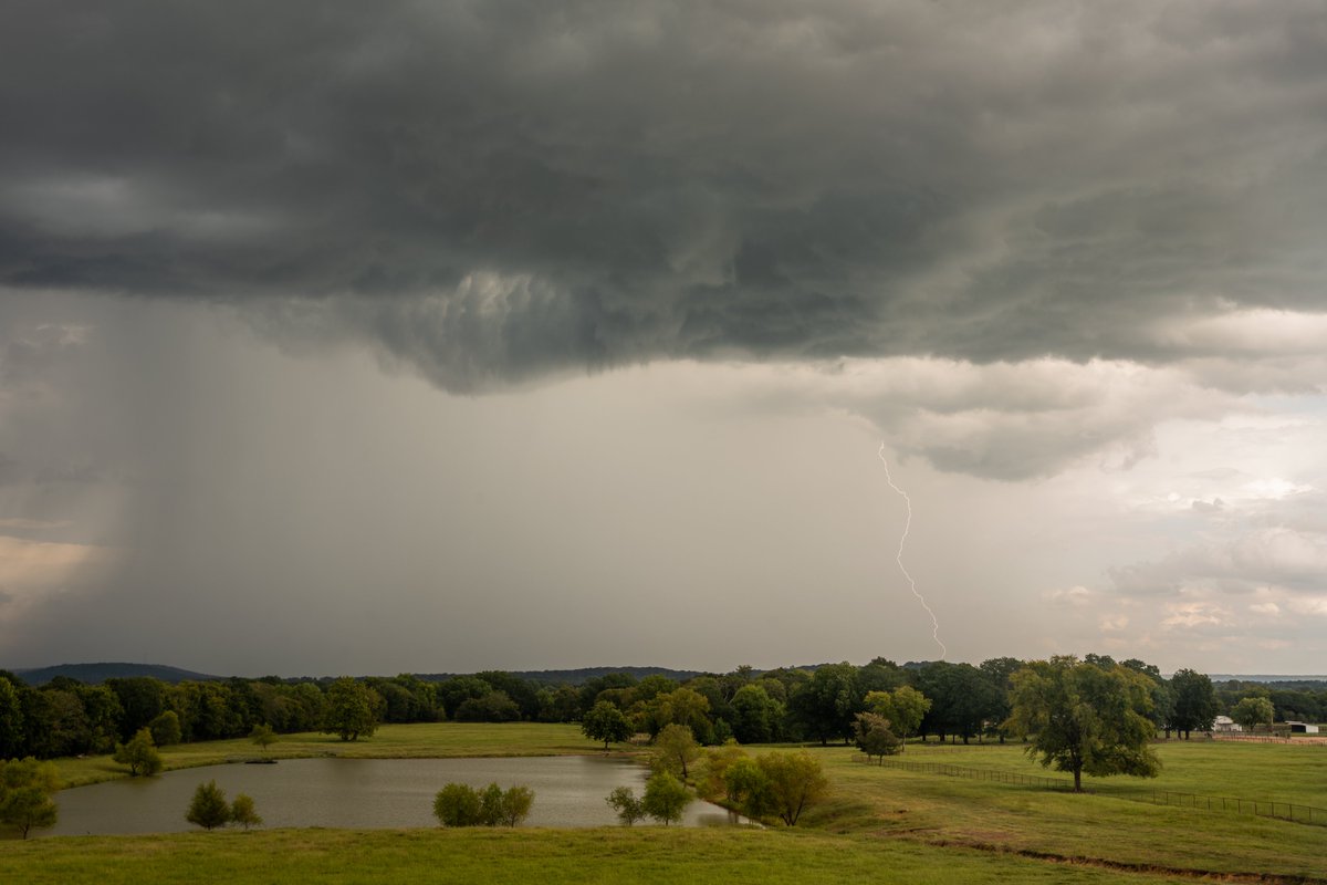 marcusreynold19's tweet image. A mostly obscured bolt as a microburst tore the roof off of the hospital in Sallisaw, OK