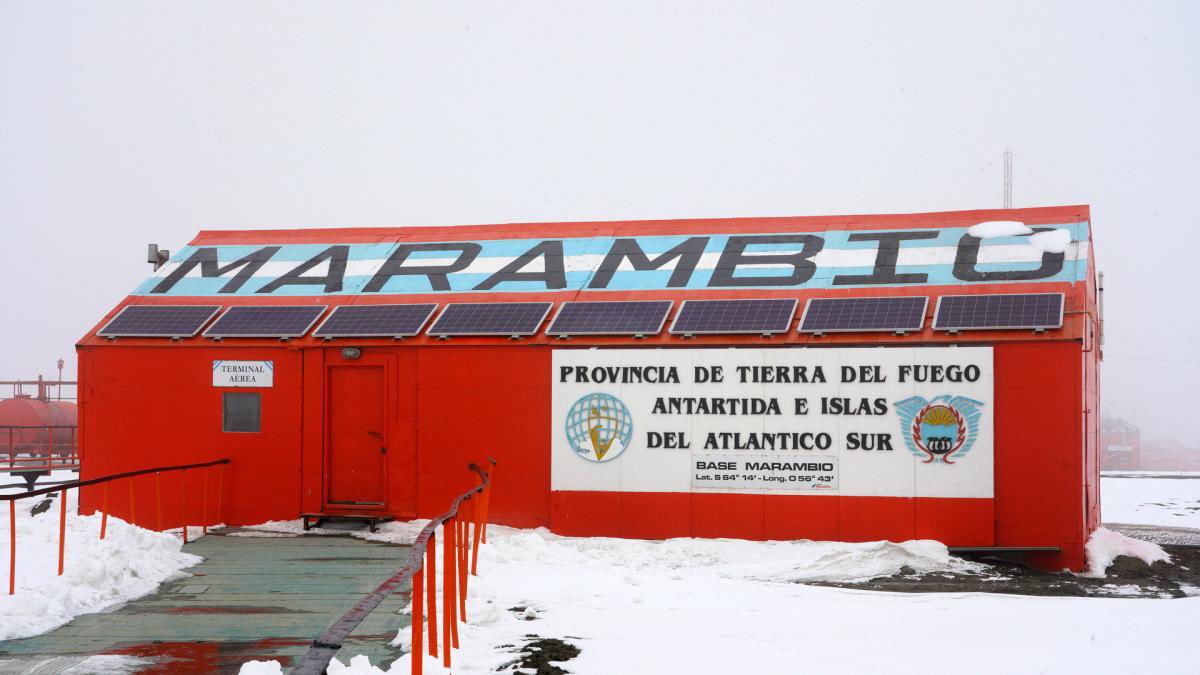 PortalANTARTIDA's tweet photo. 1/13 #basemarambio se ubica en el mar de Weddell. Establecida como base permanente en 1969, permite la operación de aviones de gran porte durante todo el año. Cuenta con una Pista de 1200 m, Hangar y helipuerto. Ciencia: geología, glaciología, atmósfera, biología y paleontología https://t.co/MpxQWFoRki
