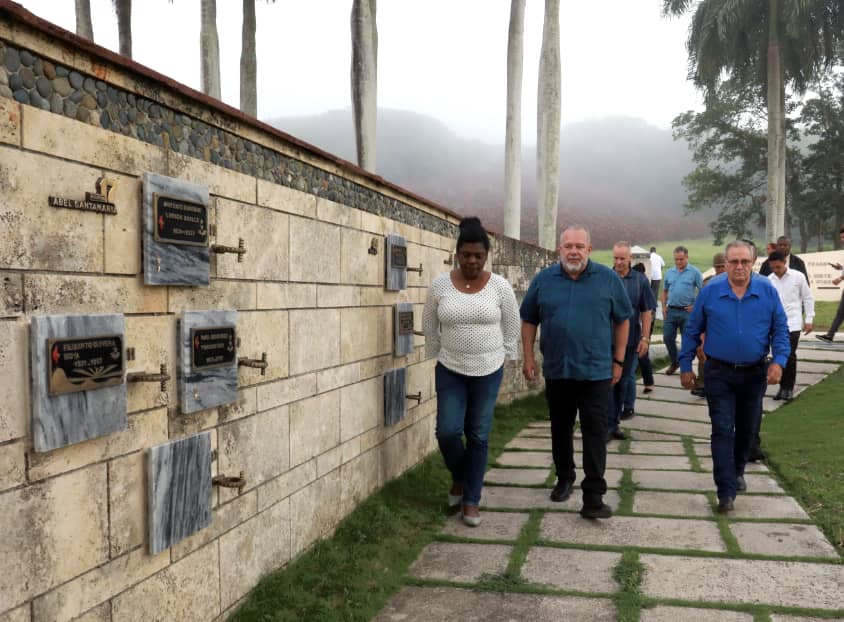 En el mausoleo del Segundo Frente Oriental Frank País, fundado por el General de Ejército Raúl Castro Ruz, rendimos tributo a los héroes y mártires de esa fuerza guerrillera. Homenaje especial a Vilma, inspiración de nuestras luchas por los derechos de la mujer.