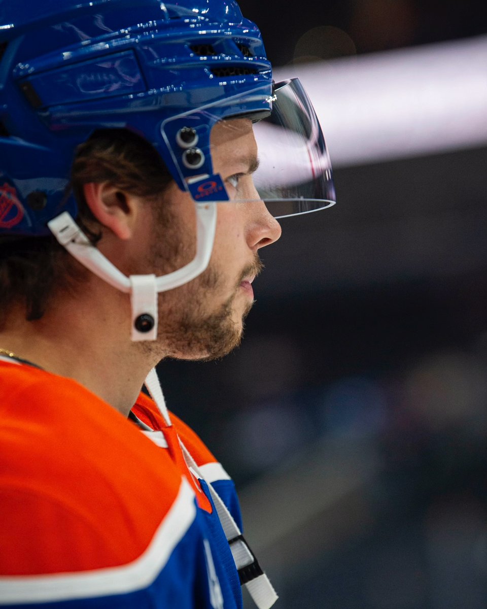 PRESEASON GAME ON 🏒

The puck is down between the #Oilers &amp; Jets at <a href="/RogersPlace/">Rogers Place</a>.

📺: OilersPlus.com
📻: <a href="/CHED880/">880CHED</a>

#LetsGoOilers
