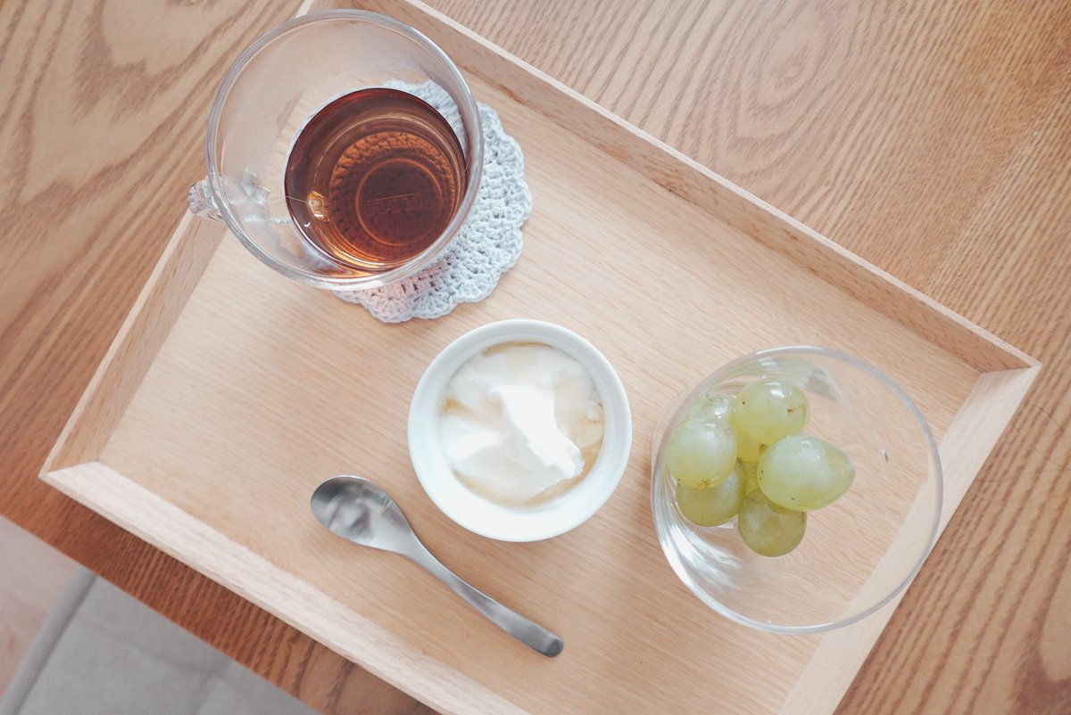 夫が眠っている中、わたしはひっそりと起きて、洗い立てのぶどう、はちみつをかけたヨーグルト、あたたかい紅茶で朝食にした。みずみずしい、カーテンの光の波間。