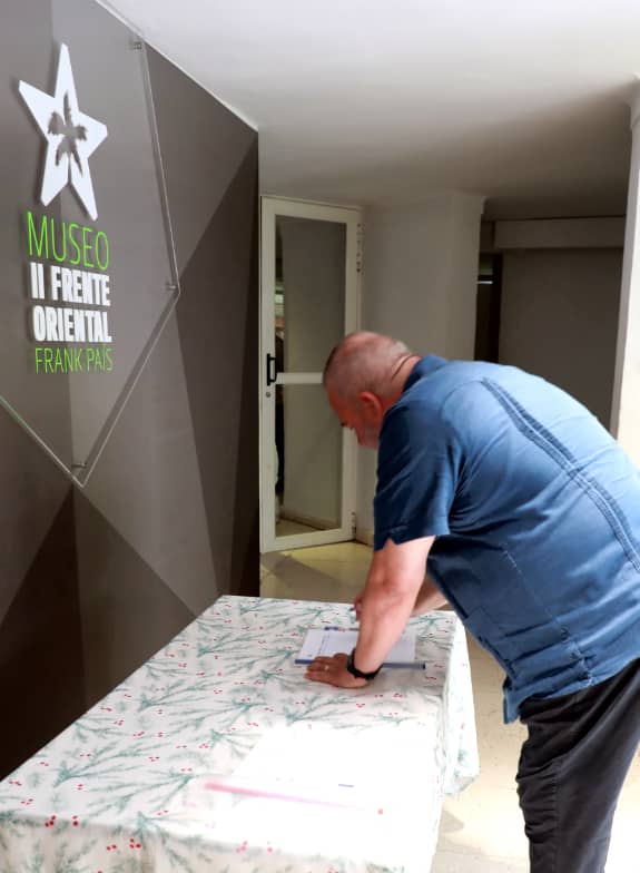 En el Complejo Histórico de Museos Segundo Frente, sitio de honor de la Patria, firmamos la Declaración del Gobierno Revolucionario en apoyo a #Venezuela. 

Firmamos por la libertad, independencia, soberanía y la paz, que es lo que siempre ha defendido #Cuba.

 #CubaConVenezuela