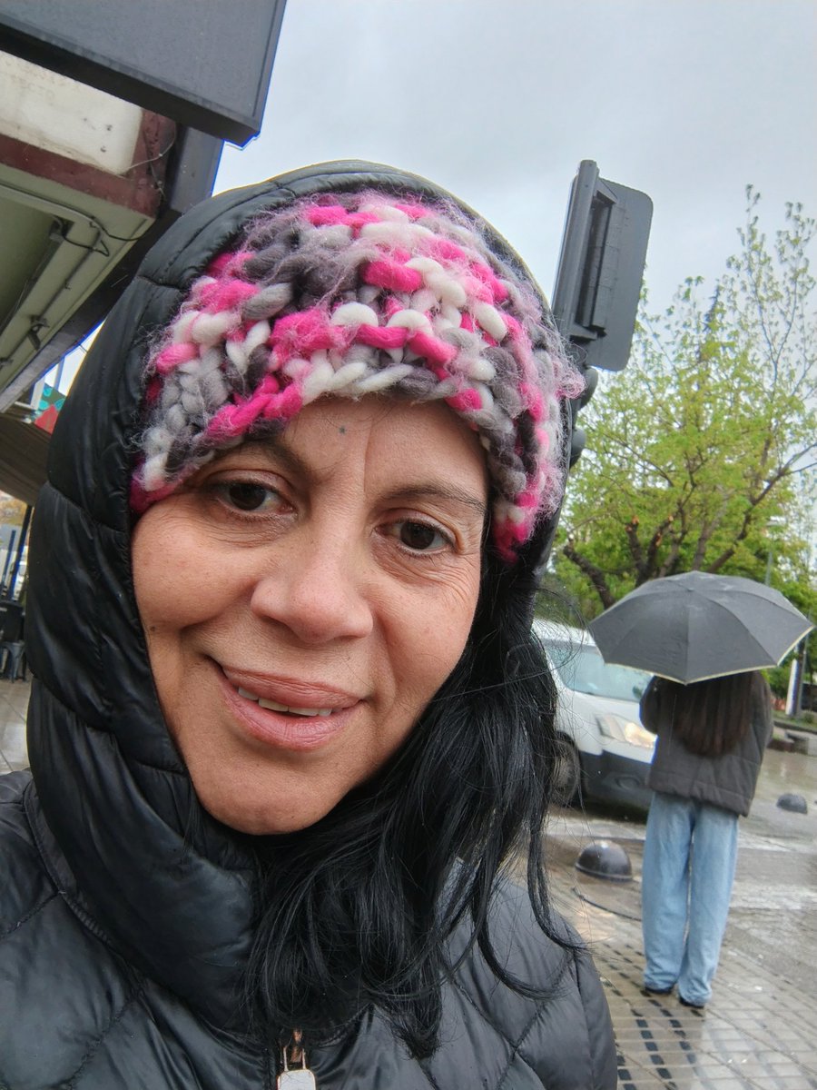 Soy 1 mina de 50 q peleó contra la dictadura, q perdió a los q ama recién nacida, que curo heridas de balines en el estallido, q no tiene donde caerse muerta como el 80% d todos. Q escribe libros de denuncia x convicción y no conveniencia.