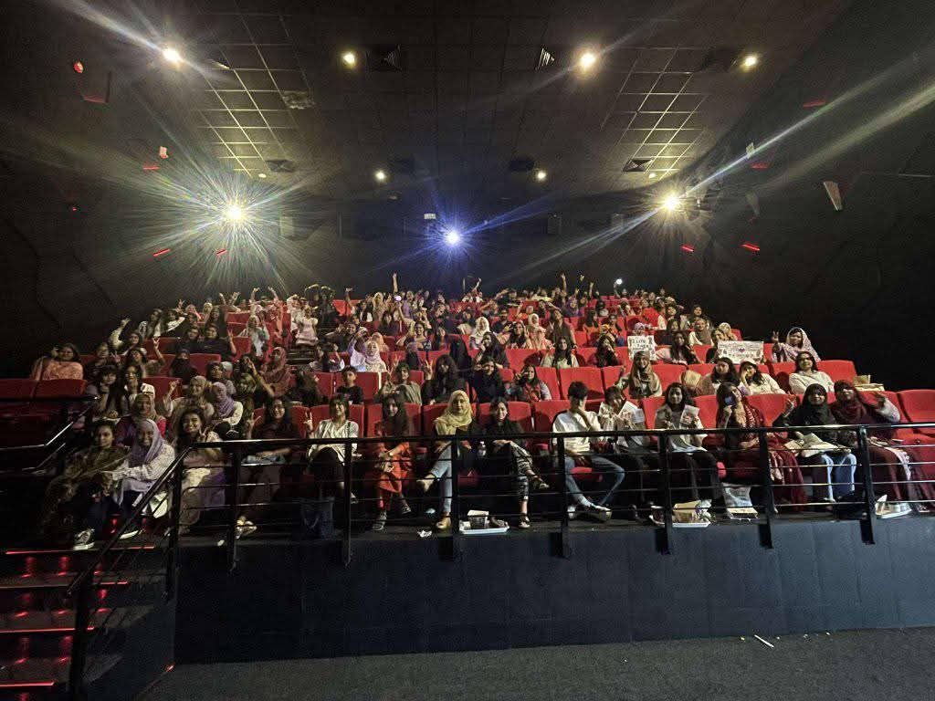 AomitaA29's tweet image. Bangtan &apos;s biggest voice army 💜💜💜💜 in Bangladesh for the first time. 

#BTSMOVIEWEEKS #btsbdproject #BangladeshToBangtan