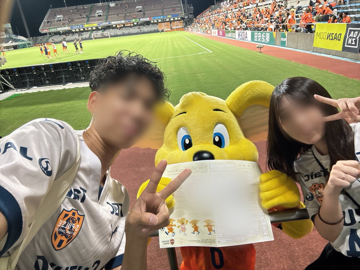 ai_spulse's tweet image. 本日27歳を迎えました👶🏻🧡🧡
と同時に、大好きなエスパルスの婚姻届で入籍しました💍🕊️
私の趣味に付き合ってくれるけいくん今日は初アウェイゴール裏です👯‍♀️👯‍♀️
婚姻届だして速攻神戸向かってます🚗💨

かわいいおパルと写真撮れて一生の思い出🧚‍♀️