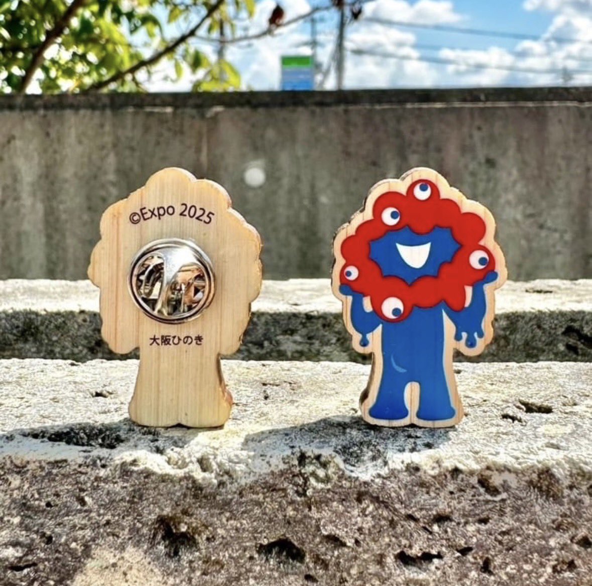 万博の隠れピンバッチは 『ミャクミャク木製バッチ』 ここにありますよ