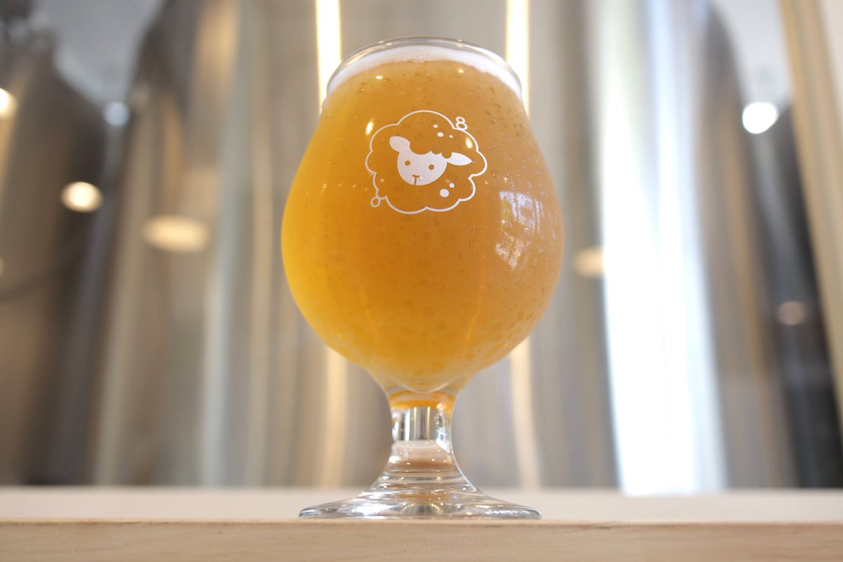 本日9/27(土)はビアキッチン12:00-22:00(L.O.21:30)の通常営業！

本日のおすすめビールは「Cheviot」。
醸造1周年の記念ビール。ホップの爆発的な香りと、ガツンと突き抜ける苦味が心地よいDIPA。柑橘や松のようなアロマがグラスから立ちのぼります🐑🍺