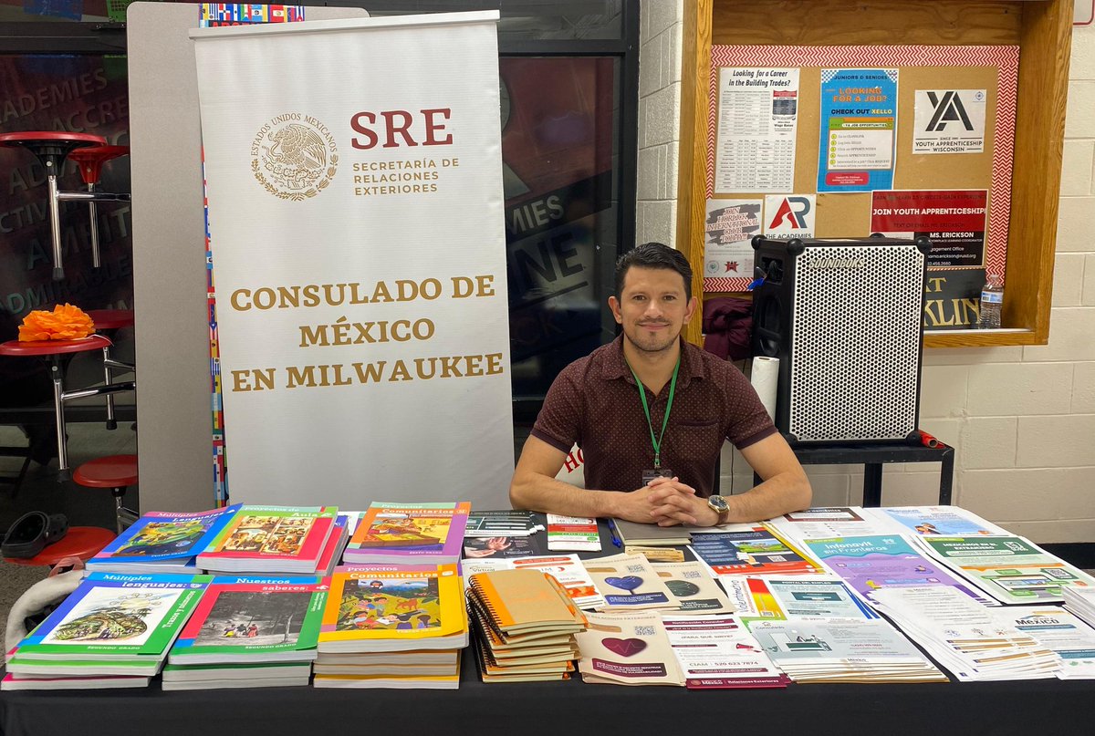 ConsulMexMKE's tweet photo. 📌En el marco de la celebración del Mes de la Herencia Hispana en @HorlickHighSch, Racine, WI, @ConsulMexMKE  brinda información a la comunidad  🇲🇽 sobre los trámites de documentación, servicios de #protecciónconsular y programas comunitarios del Consulado. #NoEstánSolos https://t.co/k3tZrK6ycY