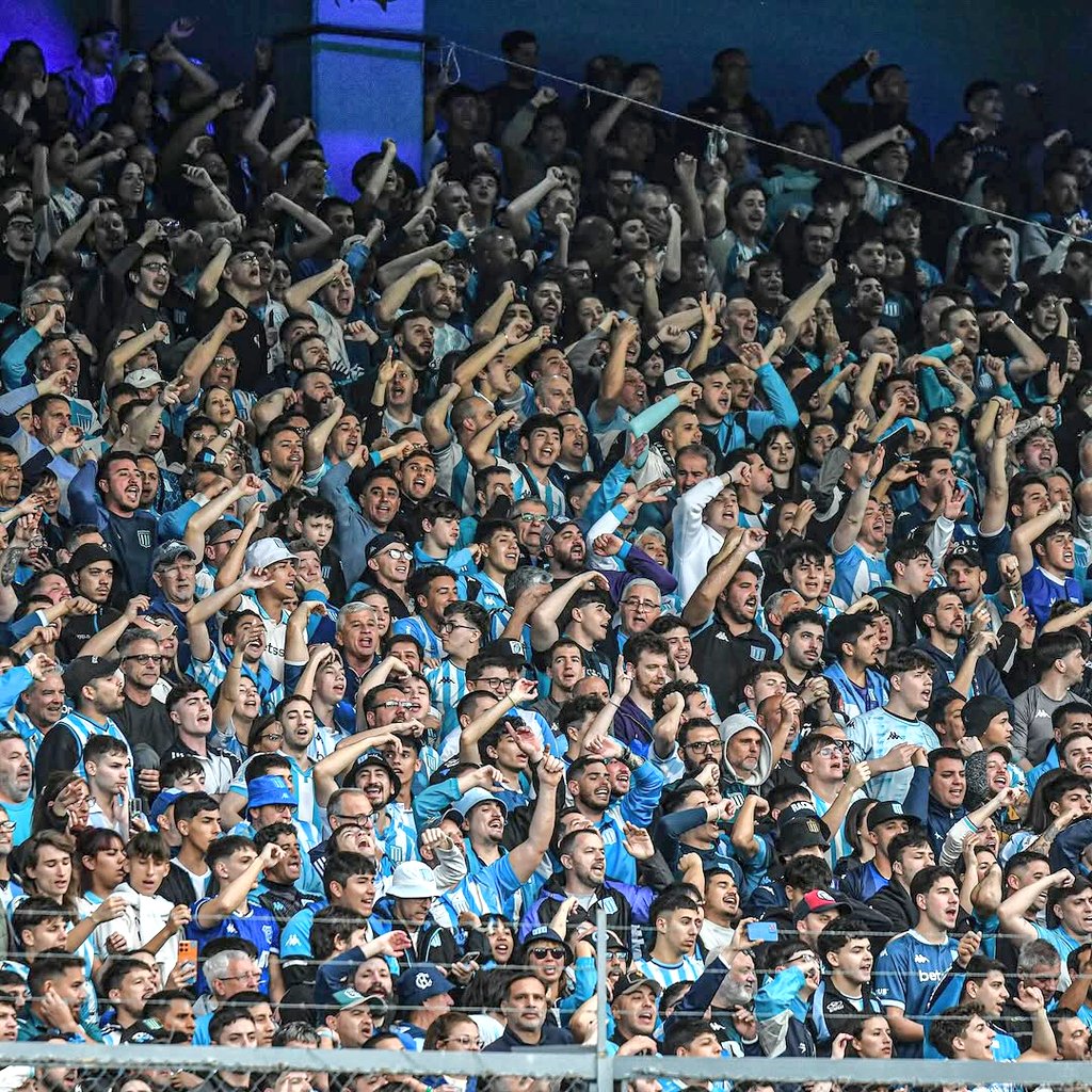 Se cuestionó mucho la decisión de #Racing de no vender entradas a no socios. Hoy los resultados hablan por sí solos: el club alcanzó 103.422 socios, un récord histórico.

💰 Esa medida representa más de 2 millones de dólares anuales para #Racing, con ingresos que se mantienen en