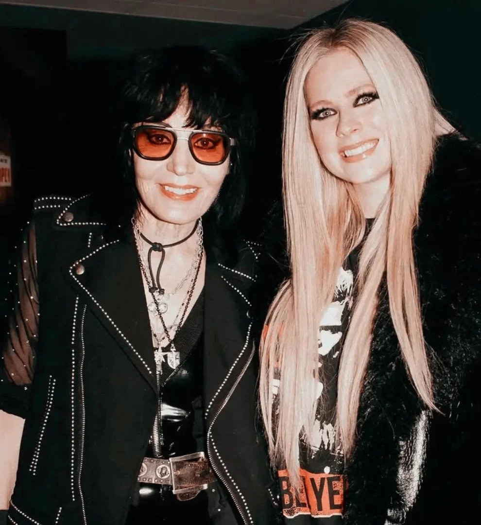 📸| Avril Lavigne and Joan Jett in a new photo for People.