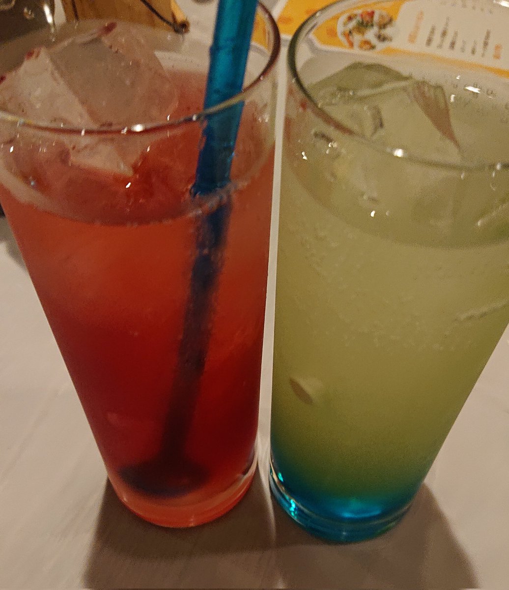 dear2019x's tweet photo. 5周年記念オリジナルドリンク✨🍷
ちなつ→赤
ほぱ→青
晩餐会イメージ→紫
アルコール、ノンアルコールでご用意ございます！
ヤミスマの美味しい料理に合わせて是非ご賞味ください✨ https://t.co/68H22oRcwy